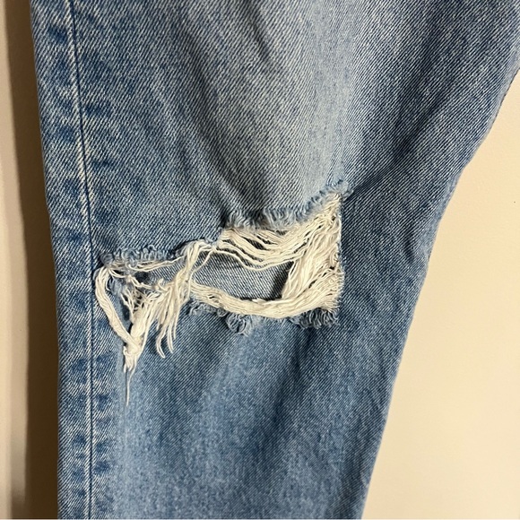 Women’s Levi’s 501 Original Button Fly Distressed Jeans Size 30‎ X 26 Light Wash - Picture 2 of 14